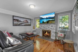 Una Smart TV, una chimenea, un reproductor estéreo