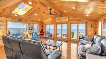 Smart TV, fireplace, stereo