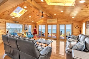 Smart TV, fireplace, stereo