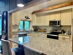 Kylskåp, mikrovågsugn, ugn och spishäll