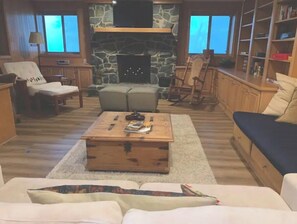 Smart-tv, eldstad, dvd-spelare och böcker