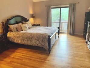 5 bedrooms, desk, iron/ironing board, travel crib