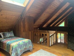 5 bedrooms, desk, iron/ironing board, travel cot