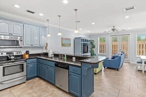 Private kitchen - 2 minute walk to the beach! 7 minutes to Rosemary (Panama City Beach)