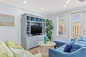 Living area - 2 minute walk to the beach! 7 minutes to Rosemary (Panama City Beach)