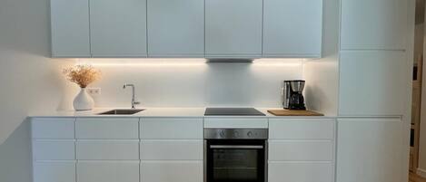 Fridge, oven, stovetop, dishwasher