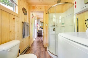 Douche, séchoir à cheveux, serviettes fournies, savon