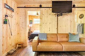 Smart-tv, dvd-afspiller, bøger, videobibliotek