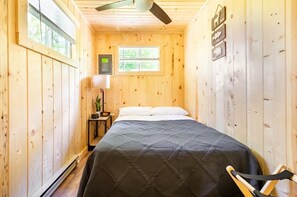 2 makuuhuonetta, silitysrauta/-lauta, ilmainen Wi-Fi, vuodevaatteet