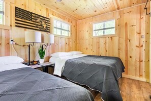 2 bedrooms, iron/ironing board, free WiFi, bed sheets - 4PelicansOhio: Relaxing Cabin Near Leesville Lake ~Pets Welcome~ 2 Queens & 1F (Carrollton)