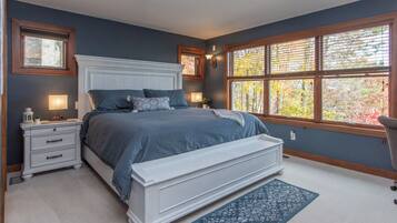 5 habitaciones, escritorio y tabla de planchar con plancha