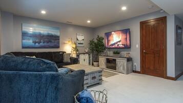 Smart-TV, Kamin, Tischfußball, Tischtennisplatte