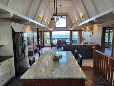 Luxury Lakefront Retreat, Hot Tub, Game Room, Views