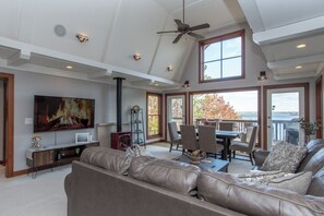 Smart TV, chimenea, futbolito y tenis de mesa 