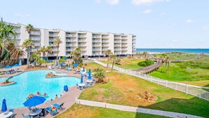 Ein Hotel mit Pool, Außenbereich und Meerblick.