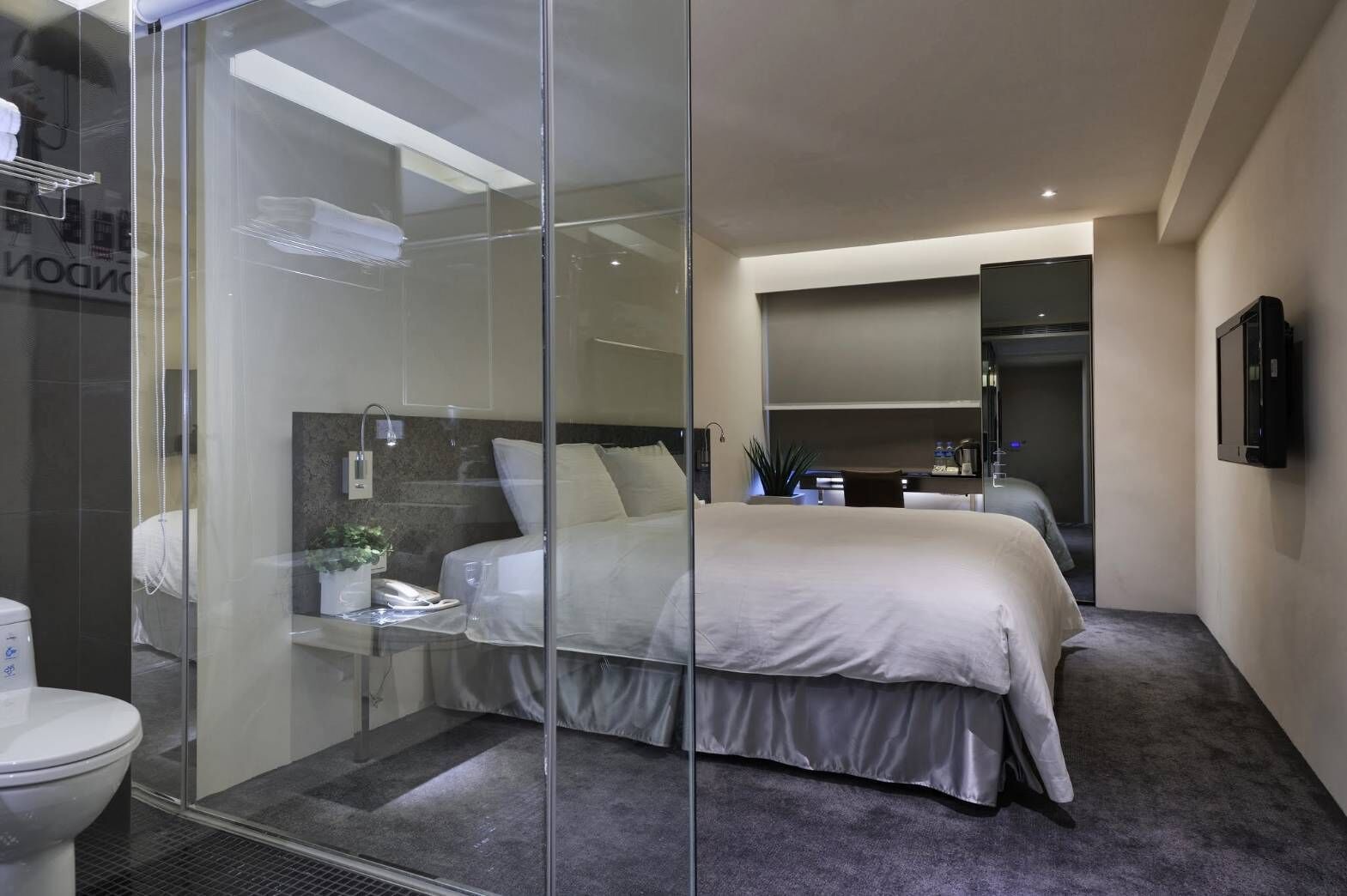 標準雙人房 | 高級寢具、羽絨被、Select Comfort 床墊、書桌