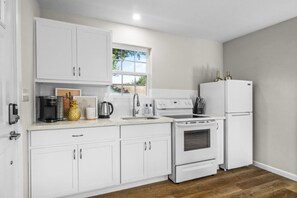 Køleskab, kogeplade, kaffe-/temaskine, elkedel