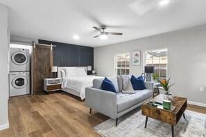 1 bedroom, free WiFi, bed sheets - North West Dallas Guesthouse l King Bed l Washer & Dryer (Dallas)