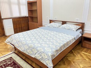 4 bedrooms, iron/ironing board, free WiFi, bed sheets