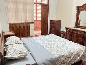 4 bedrooms, iron/ironing board, free WiFi, bed sheets