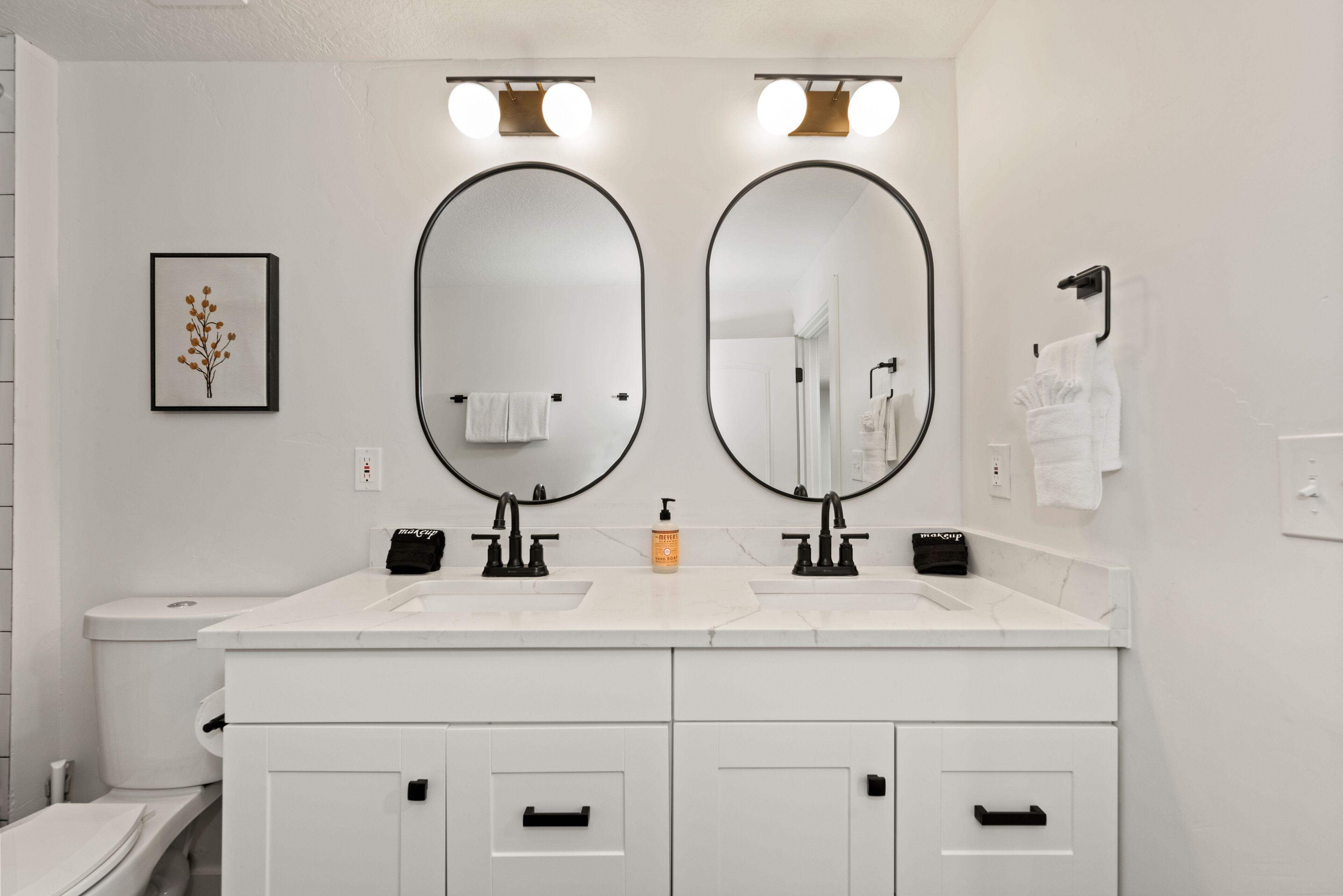 Kombinert dusj/badekar, hårføner, håndklær og såpe