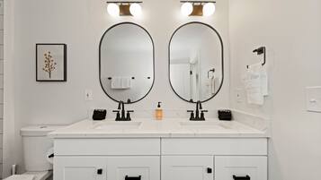 Chuveiro/banheira combinados, secador de cabelo, toalhas de banho