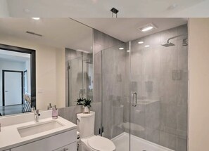 Ducha, secador de pelo, toallas, jabón