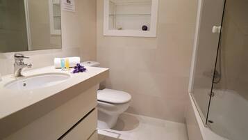 Een haardroger, handdoeken