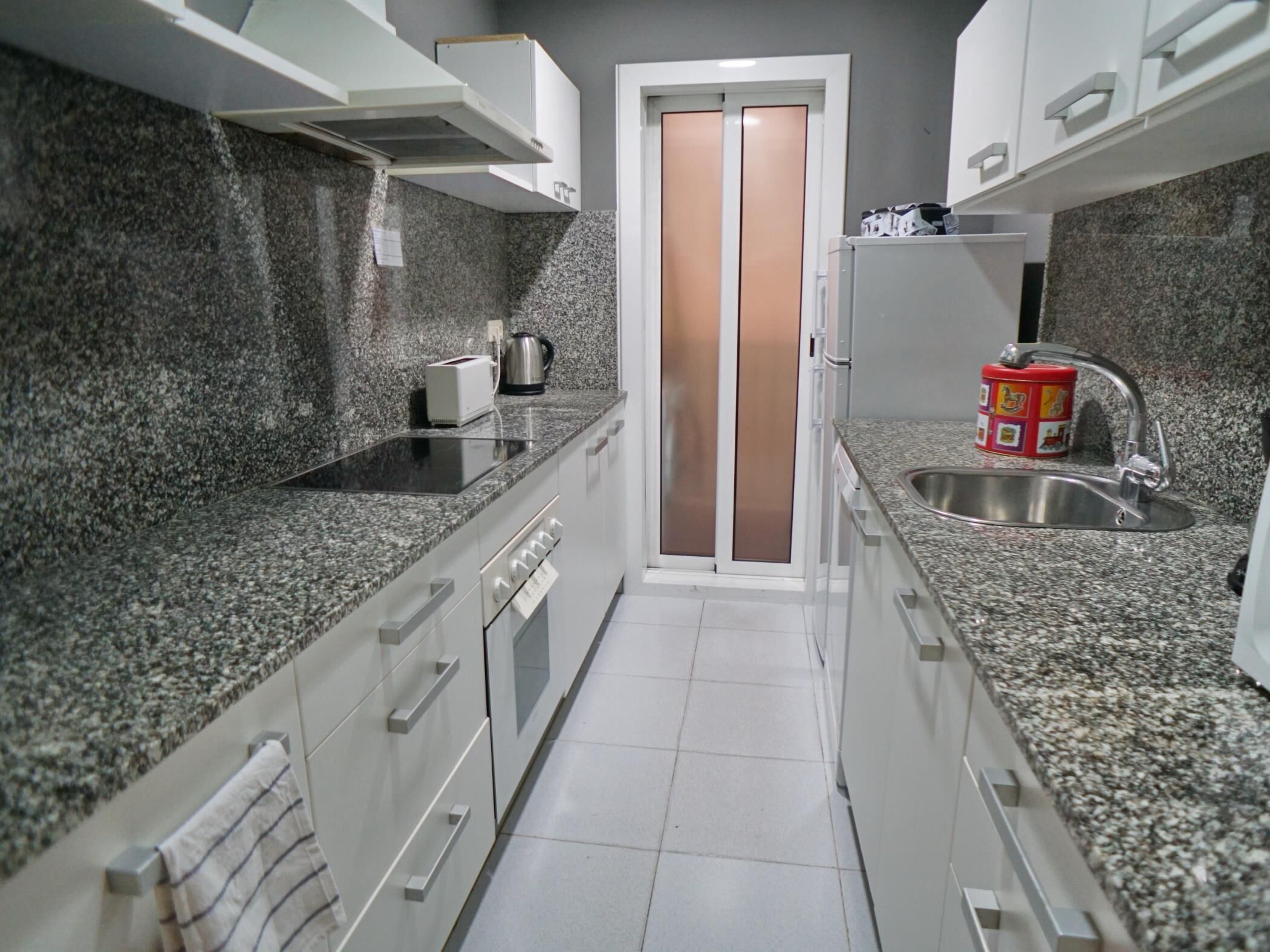 Een koelkast, een microgolfoven, een oven, een vaatwasser