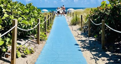 Remodeled HOT TUB & HEATED POOL home, 8 minutes to the beach! Shark Tank Getaway