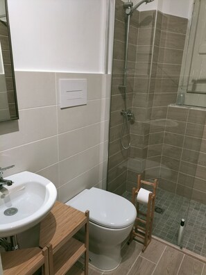 Shower, bidet - Large and very central apartment just renovated (reggio calabria)