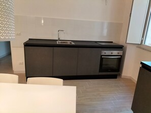 Fridge, oven, dishwasher, cookware/dishes/utensils
