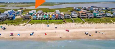 På stranden, solsenger og strandhåndklær