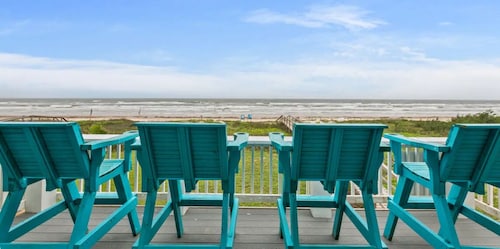 Beachfront Retreat. 3 steps to walkover! Bathrooms Remodeled!