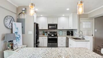Refrigerador, microondas, horno, placa de cocina
