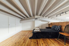 6 bedrooms, desk, iron/ironing board, travel cot