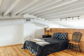 6 bedrooms, desk, iron/ironing board, travel crib