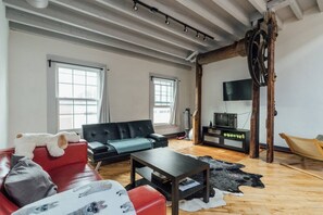 Smart-TV, Bücher, Arbeitsbereiche