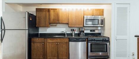 ثلاجة، ميكروويف، فرن، موقد طهي مسطح