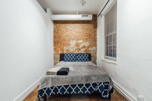 6 chambres, bureau, fer et planche à repasser, lit parapluie