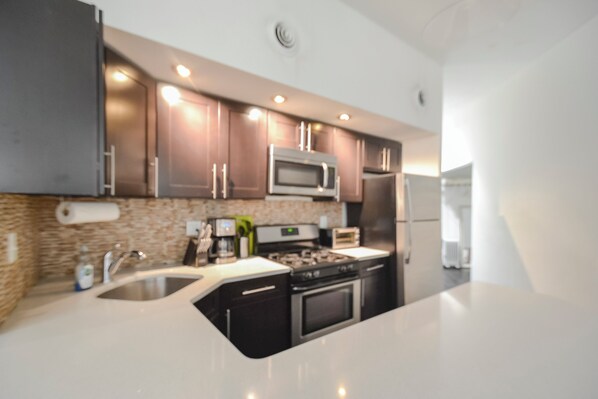 Réfrigérateur, micro-ondes, four, plaque de cuisson