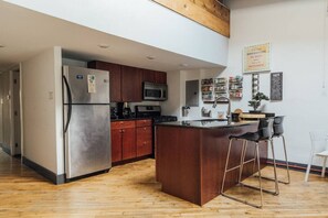 Fridge, microwave, oven, stovetop - ☆ LUXURIOUS OLD CITY PENTHOUSE ☆ (Philadelphia)