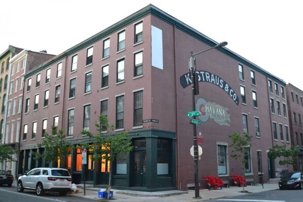 A multi-story building with a sign reading "KSTRAUS & CO." and "HAVANA." - ☆ MAJESTIC PENTHOUSE DUPLEX - PRIME LOCATION ☆ (Philadelphia)