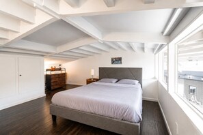 2 soverom, skrivebord, strykejern/-brett og reiseseng for barn