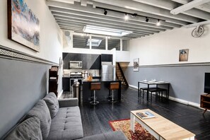 A modern loft-style apartment with a kitchen, dining area, and living room. - ☆ MAJESTIC PENTHOUSE DUPLEX - PRIME LOCATION ☆ (Philadelphia)