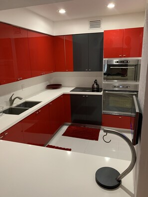 Frigorifero, microonde, forno, piano cottura