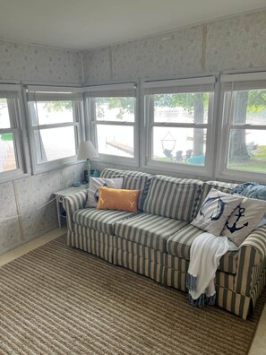 TV, Netflix, streaming services - Cottages on Sand Lake - The Lazy Lakehouse (Nottawa)