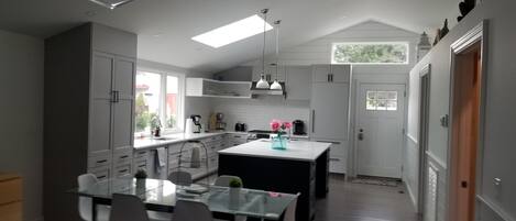 Coffee/tea maker, fridge, microwave, oven