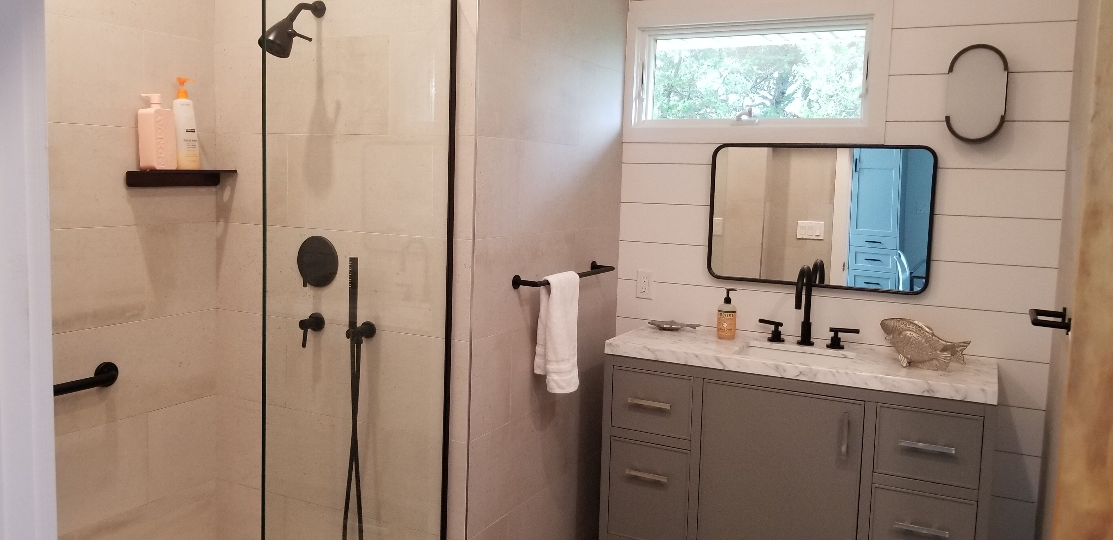 Chuveiro, secador de cabelo, toalhas de banho, sabonete