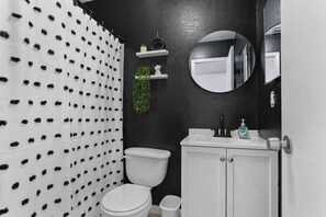 Shower, hair dryer, towels, soap - Modern B an W Inspired Apt in heart of Tampa Bay (Tampa)